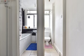 Combined shower/tub, hair dryer, towels