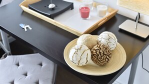 مساحة عمل للكمبيوتر المحمول ومكواة/لوح كي وواي فاي مجانًا وملاءات أسرّة