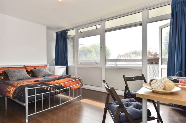 Laptop workspace, iron/ironing board, free WiFi, bed sheets - Tower Bridge Accommodation - 8 (London)
