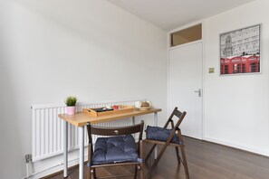 Triple Room 08 | Laptop workspace, iron/ironing board, free WiFi, bed sheets - Tower Bridge Accommodation - 8 (London)
