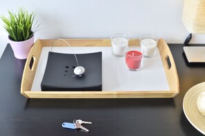 Laptop workspace, iron/ironing board, free WiFi, bed sheets - Tower Bridge Accommodation - 8 (London)