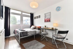 Double Room 09 | Laptop workspace, iron/ironing board, free WiFi, bed sheets - Tower Bridge Accommodation - 8 (London)