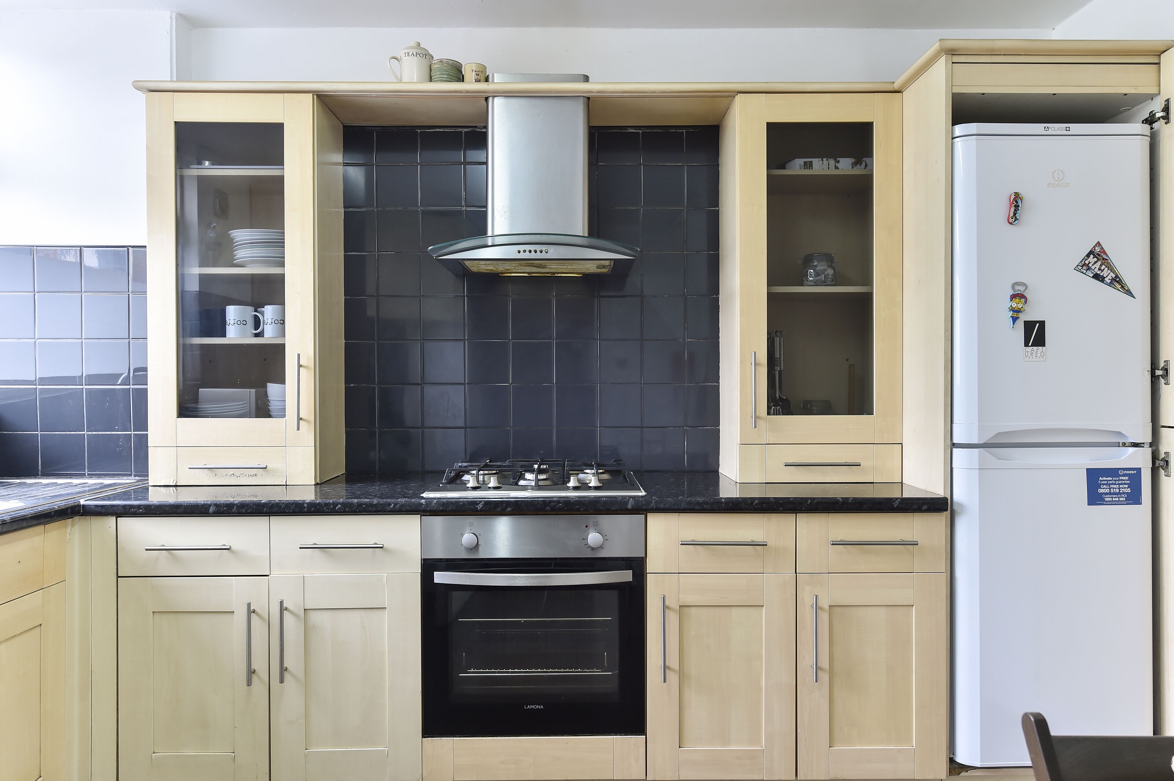 オーブン、コンロ、調理器具と食器