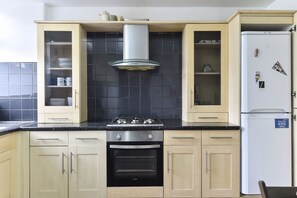 Oven, stovetop, cookware/dishes/utensils - Tower Bridge Accommodation - 8 (London)