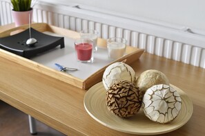 A tray with a mouse pad, two glasses of milk, and three decorative items on a wooden table. - Tower Bridge Accommodation - 8 (London)