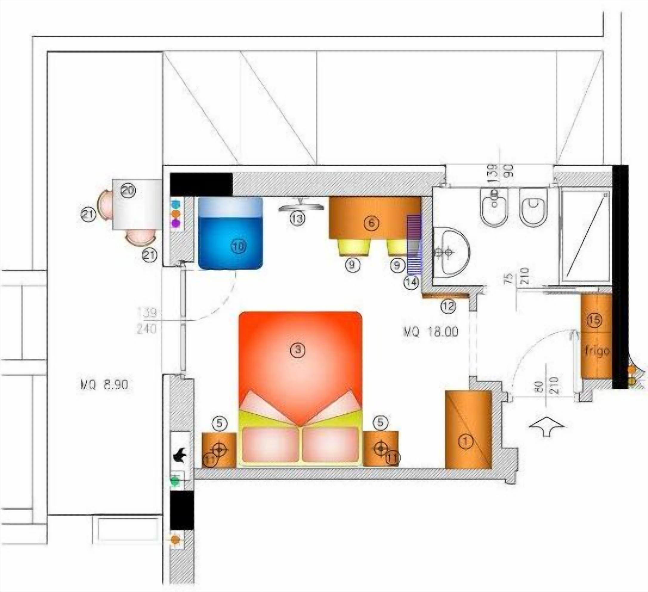 Hotellihuoneen pohjapiirros, jossa on sänky, kylpyhuone ja pieni keittiönurkkaus.
