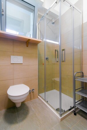Double Room, Garden View | Bathroom | Shower, towels - Casa Livio - Rooms and studios (Como)