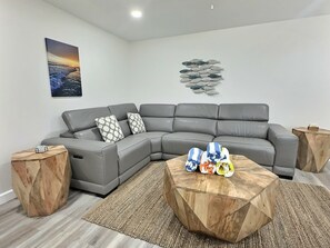 Una televisión, una biblioteca de música