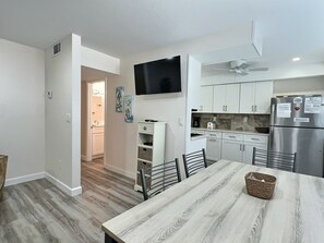 Jääkaappi, mikroaaltouuni, uuni, liesi