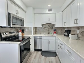 Køleskab, mikrobølgeovn, ovn, kogeplade