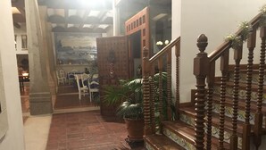 Una escalera con balaustres de madera y un diseño de baldosas estampado.