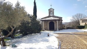 Una iglesia de piedra con un campanario y un sendero empedrado que la lleva a ella.