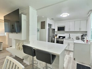 冷蔵庫、電子レンジ、オーブン、コンロ