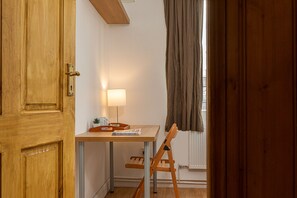 Double Room 04 - near Tower of London & Shoreditch | Desk, laptop workspace, iron/ironing board, bed sheets