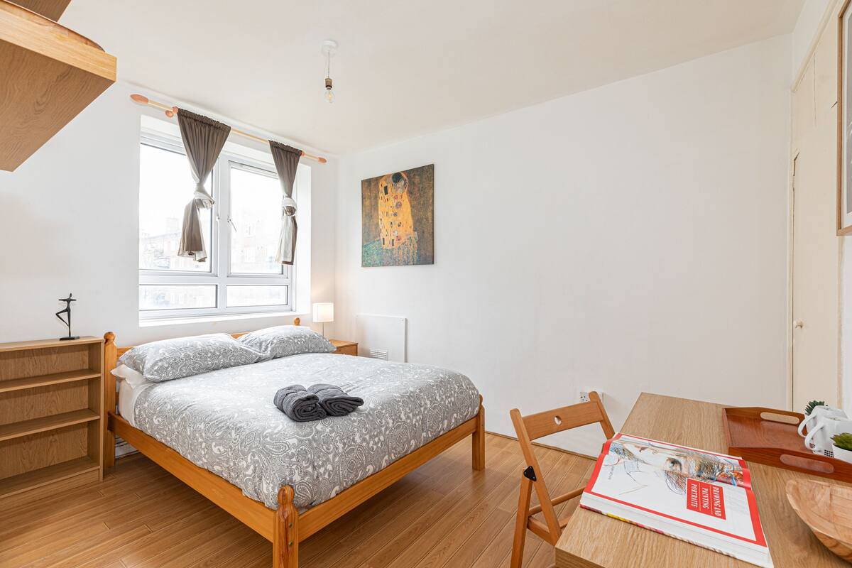 Double Room 03 - near Tower of London & Shoreditch | Desk, laptop workspace, iron/ironing board (on request), bed sheets
