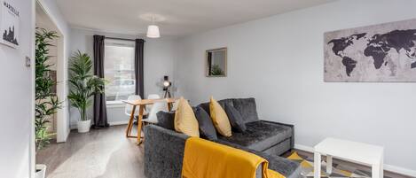 舒适公寓, 1 张双人床, 无烟房 | 起居区 | 22-英寸纯平电视(配备卫星频道)、电视、Netflix