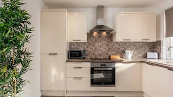 Comfort Apartment, 1 Katil Kelamin (Double), Non Smoking | Dapur peribadi | Peti sejuk, ketuhar gelombang mikro, ketuhar, dapur