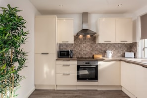 Apartament Comfort, 1 llit doble, no fumadors | Cuina privada | Frigorífic, microones, forn i placa de cuina 