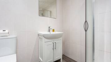Comfort Apartment, 1 Double Bed, Non Smoking | Bathroom | Shower, free toiletries, hair dryer, towels