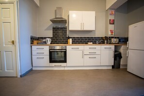 Appartement familial | Cuisine privée | Réfrigérateur grande capacité avec congélateur, four à micro-ondes