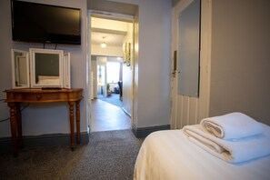 Appartement familial | Fer et planche à repasser, lit de bébé (gratuit)