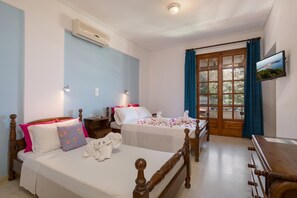 Comfort Triple Room (with Shower) | Soundproofing, free WiFi, bed sheets - Vallia's Apartments (Zakynthos)
