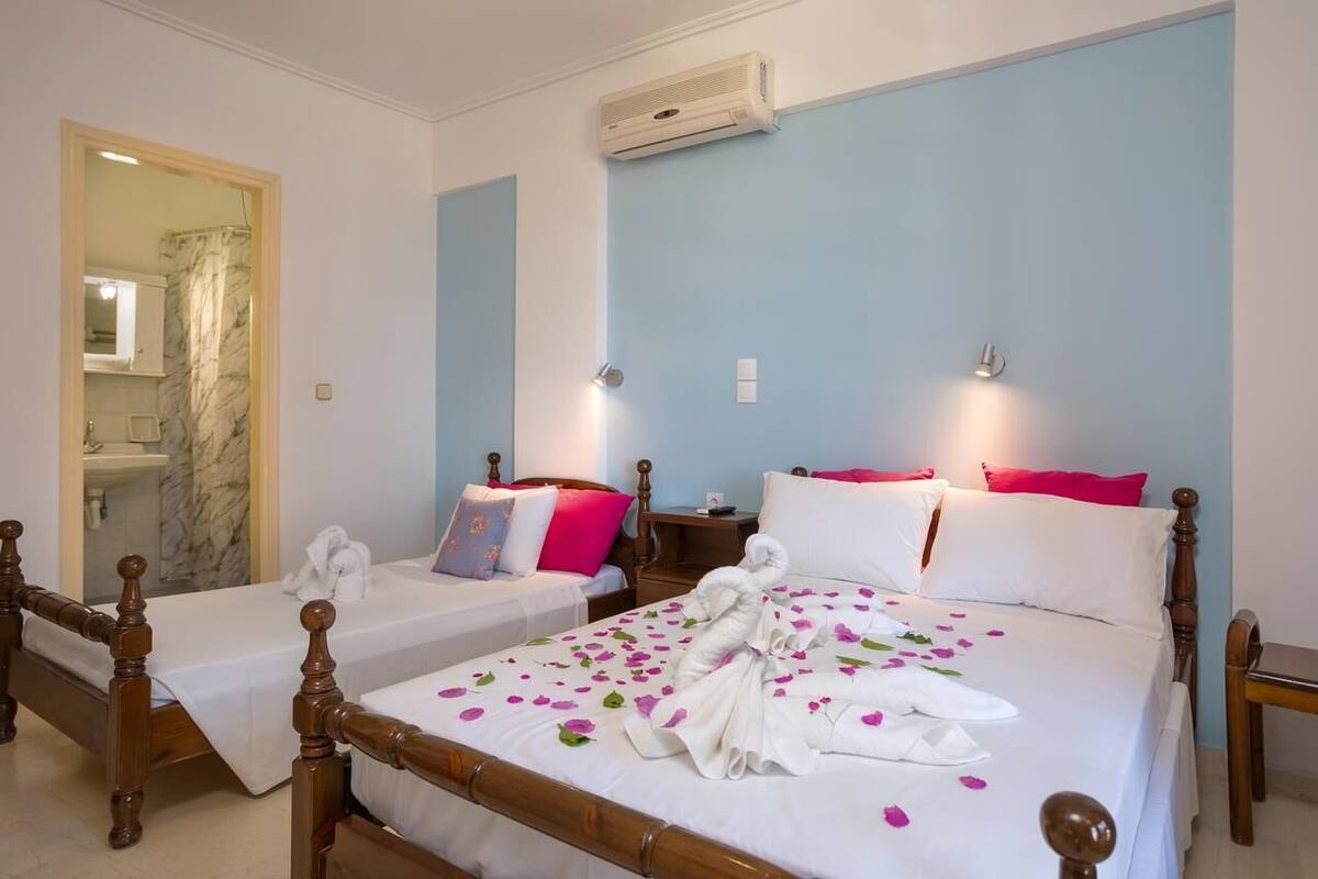Comfort Triple Room (with Shower) | Soundproofing, WiFi (free), bed sheets