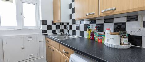 Kyl i allmänt utrymme, mikrovågsugn, ugn och brödrost