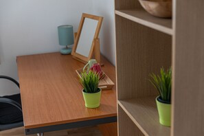 Double Room 05 - near Tower of London & Shoreditch | Iron/ironing board, free WiFi, bed sheets - Tower Bridge Accommodation - 5 (London)