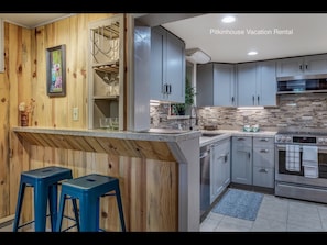 Een koelkast, een magnetron, een oven, een kookplaat