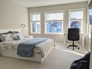 3 bedrooms, desk, iron/ironing board, free WiFi