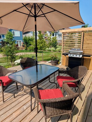 Outdoor dining - Spacious 3-bedroom cottage retreat minutes from Blue Mountain! (Collingwood)