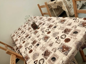 Apartament, 2 dormitoris | Zona de menjador de l'habitació