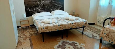 Chambre Quadruple, salle de bains commune | Bureau, lits bébé (gratuits), Wi-Fi gratuit, draps fournis