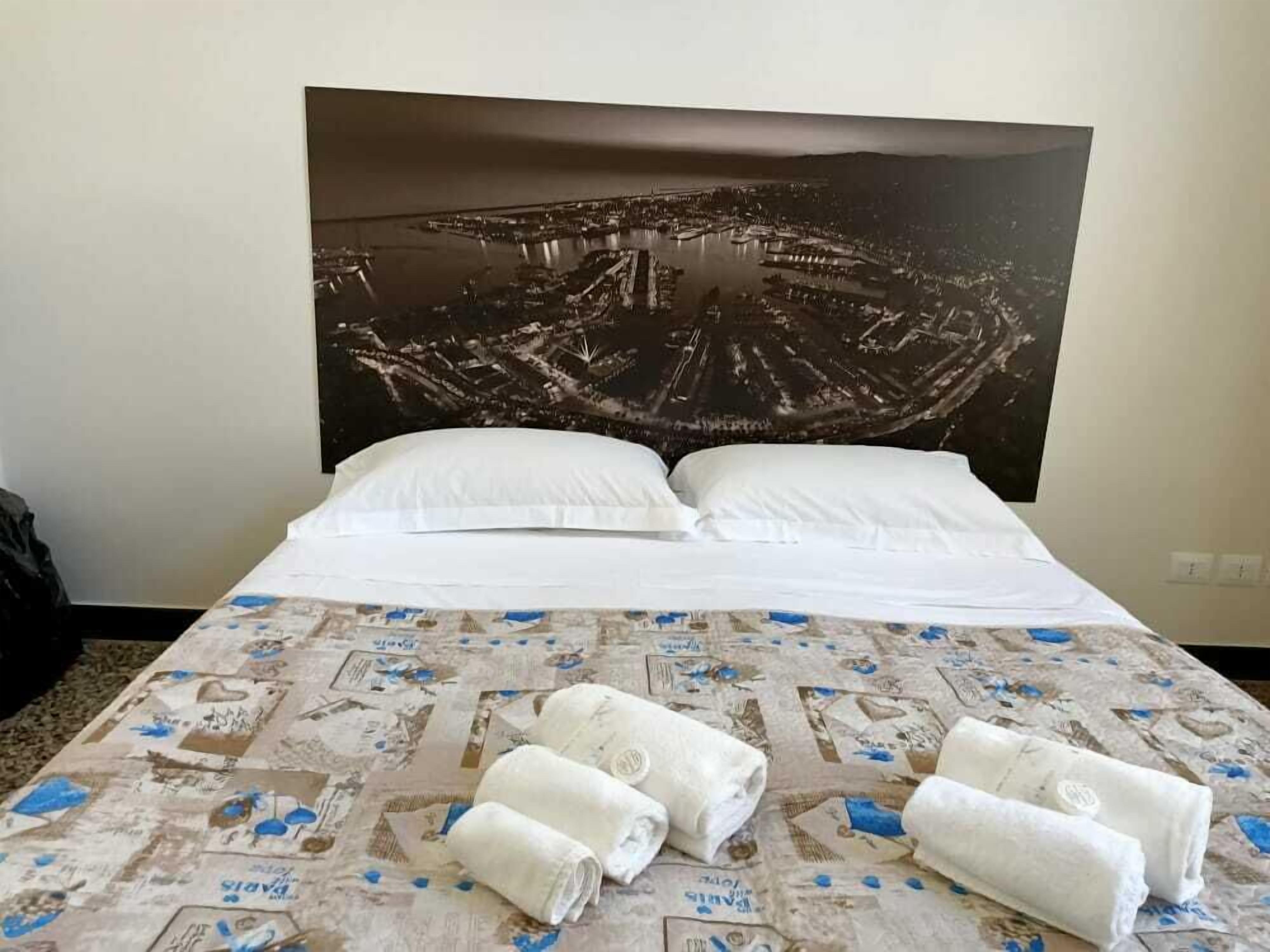 Vierbettzimmer, Gemeinschaftsbad | Schreibtisch, kostenlose Babybetten, kostenloses WLAN, Bettwäsche