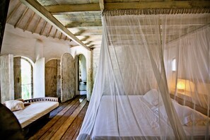 Villa, 5 chambres | 5 chambres, coffres-forts dans les chambres, bureau
