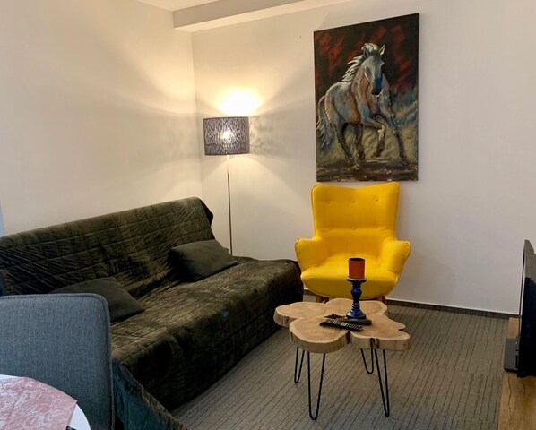Appartement Deluxe | Salle de séjour | Téléviseur à écran plat