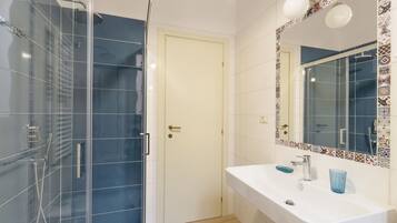 Haartrockner, HandtĂŒcher, Seife, Shampoo