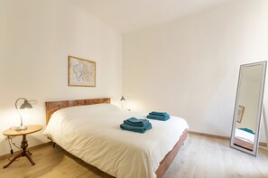 2 bedrooms, iron/ironing board, WiFi, bed sheets - La Romantica at the Colosseum, holidays apartment in the "Ancient Rome". (Roma)