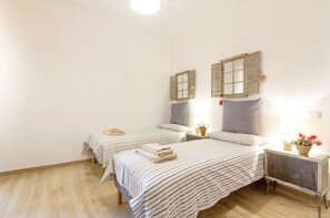 2 bedrooms, iron/ironing board, WiFi, bed sheets - La Romantica at the Colosseum, holidays apartment in the "Ancient Rome". (Roma)