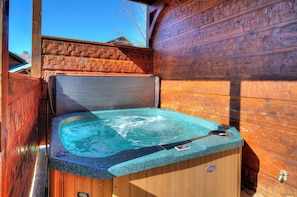 Outdoor spa tub - Free Tickets | Great Views, Hot Tub, Fireplace, Jukebox, Theater & Arcade (Gatlinburg)