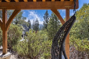 Una pérgola de madera con una hamaca colgante.