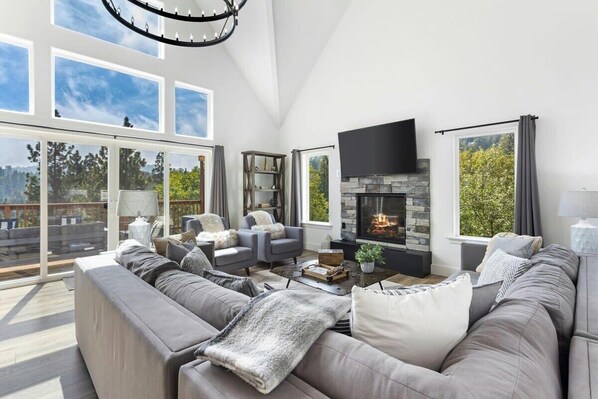 TV, fireplace, video games, stereo - New Home 2 Mstrs, AC, EV Chgr, Pool Table, Lake Rights (Lake Arrowhead)