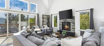 New Home 2 Mstrs, AC, EV Chgr, Pool Table, Lake Rights