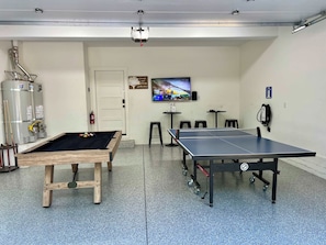 Una sala de lleure amb billar, ping-pong i televisió.