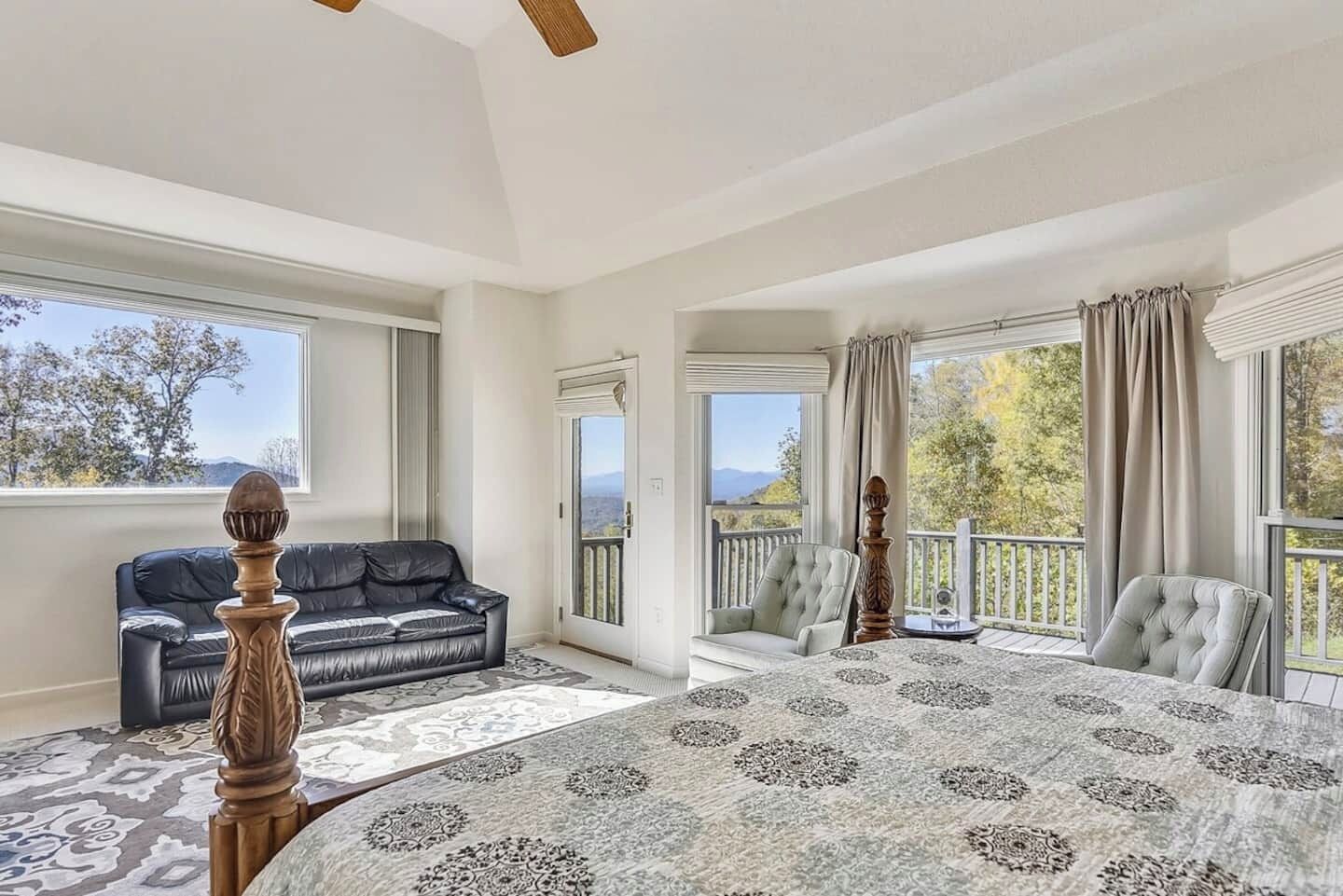 7 bedrooms, desk, iron/ironing board, travel crib