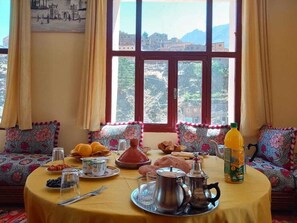 Petit déjeuner composé de spécialités régionales compris tous les jours