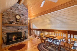 Dining - Regal Chalet: Blue River Cabin Near Breckenridge (Breckenridge)