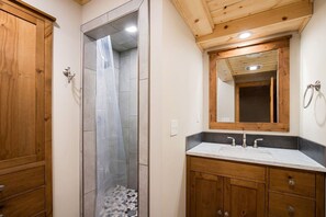 Badewanne, kostenlose Toilettenartikel, Haartrockner, Handtücher