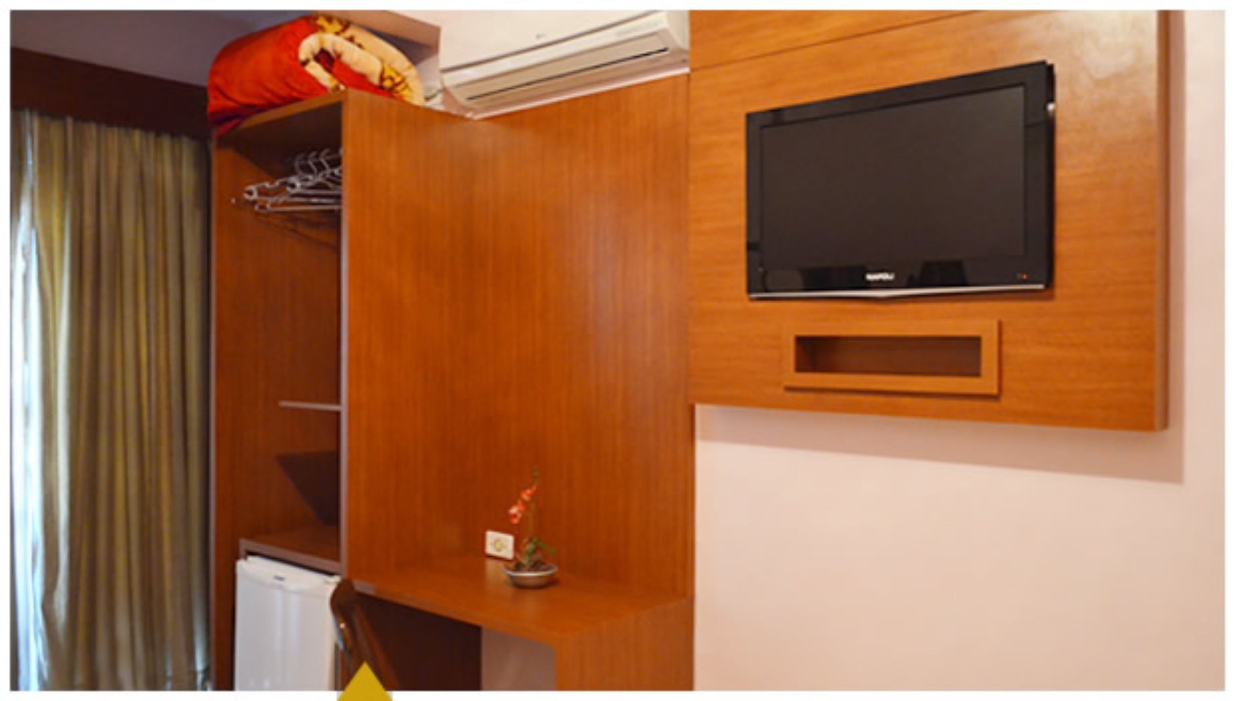 deluxe room | desk, laptop workspace, free wifi, bed sheets